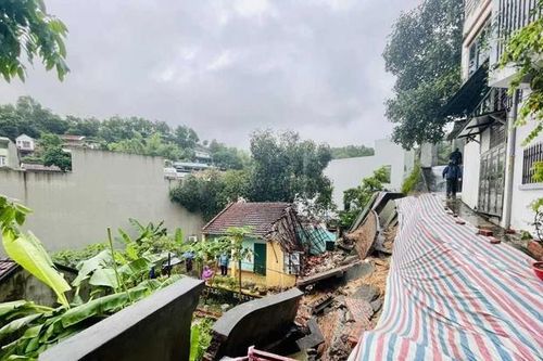 Quảng Ninh: Mưa lớn kéo dài, nhiều nhà dân phải di dời khẩn cấp