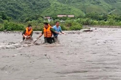 Công an huyện Mường Chà vớt được 1 thi thể bị nước lũ cuốn trôi