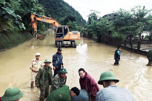 Lực lượng CSGT ứng trực trong mưa bão, đảm bảo ATGT cho người dân