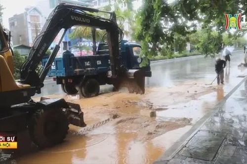 Bùn đất tràn xuống phố Hạ Long sau mưa lớn