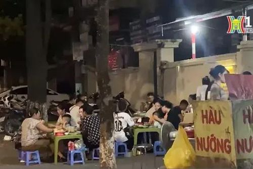 Chiếm dụng vỉa hè để kinh doanh tại Hoài Đức