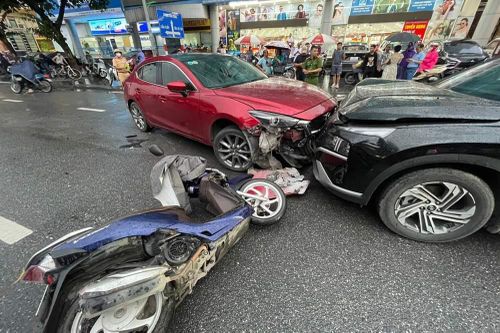 Đạp nhầm chân ga, nữ tài xế gây tai nạn liên hoàn
