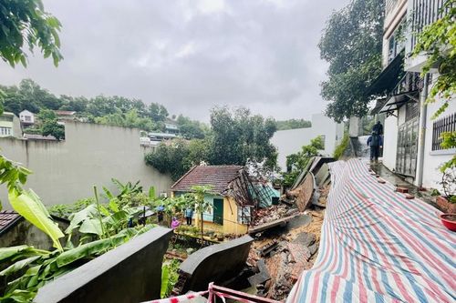 Quảng Ninh: Di dời khẩn cấp các hộ dân bị ảnh hưởng do sạt lở