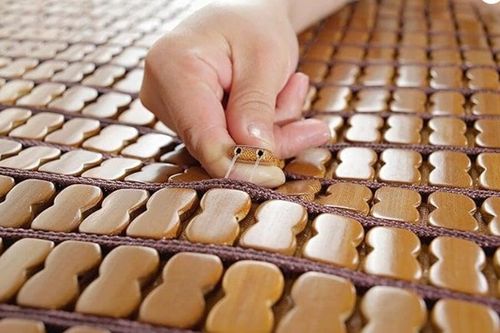 Cách làm sạch chiếu trúc không cần dùng nước
