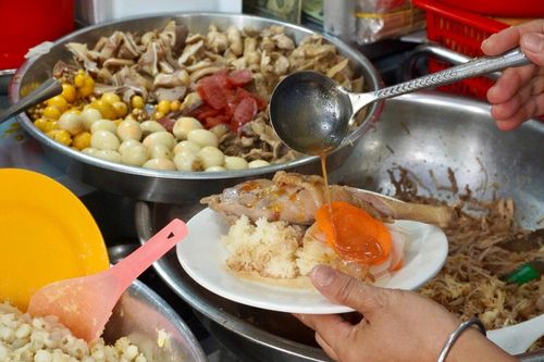 Cầm 100 nghìn đi ăn xôi gà Number One cạnh chợ Bến Thành được Michelin đề xuất