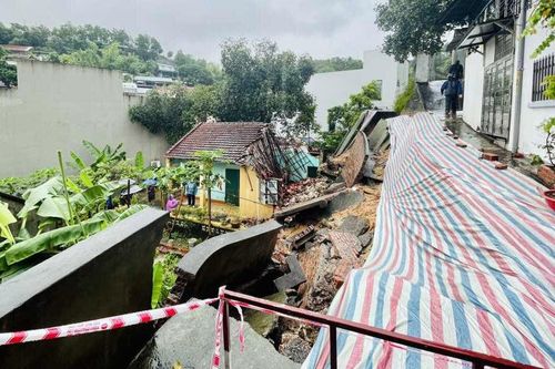 Nước tràn vào nhà sau mưa lớn, nhiều hộ dân ở Quảng Ninh phải sơ tán