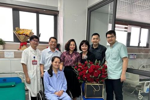 Nữ bác sĩ bị kính rơi vào người được xuất viện