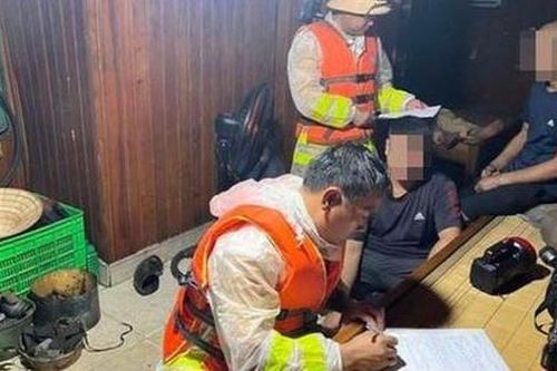 CSGT bắt giữ tàu khai thác cát trái phép trên sông Hồng lúc nửa đêm