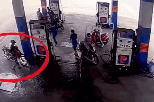 Hoảng hồn cảnh nam thanh niên có dấu hiệu 'ngáo đá' châm lửa đốt cây xăng