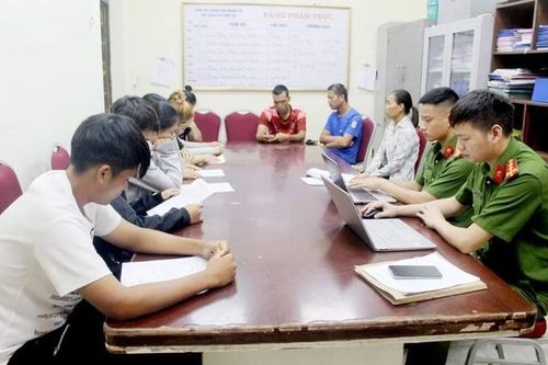 Kết đắng cho nhóm thanh niên đi xe máy thích thể hiện trên đường