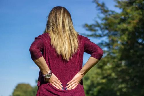 Đi bộ có thể giúp giảm đau lưng dưới