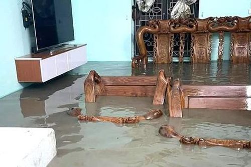 Nước tràn vào nhà dân, sạt lở tại Hạ Long sau mưa lớn kéo dài