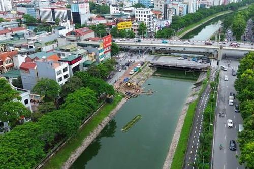 Nước sông Tô Lịch lại chuyển sang màu xanh lạ mắt