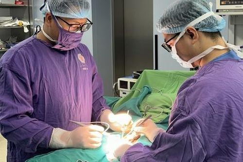 Bóc tách khối u mỡ khổng lồ hiếm gặp ở vùng kín nam trung niên
