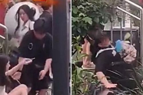 Trời mưa lớn biến cầu thang thành 'cầu trượt' ở một ga tàu tại Trung Quốc