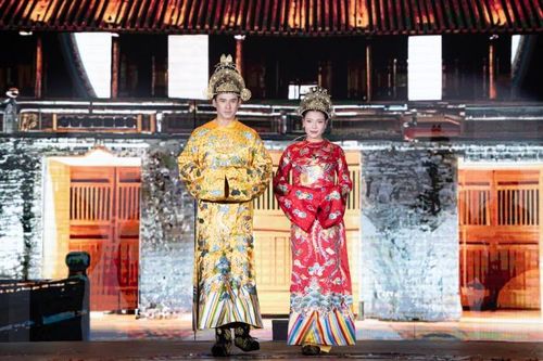 Vợ chồng Lương Thế Thành - Thúy Diễm trình diễn áo dài triều Nguyễn