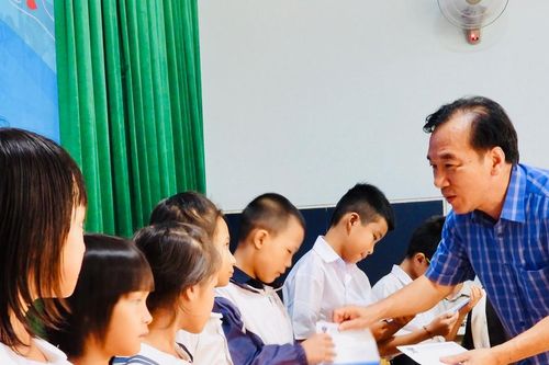 Trao quà, tiếp sức cho trẻ em khuyết tật Đắk Lắk đến trường