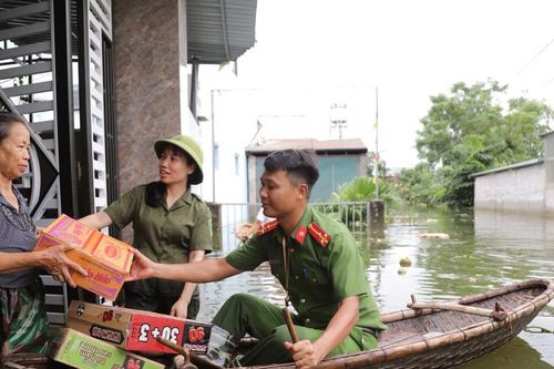 Hà Nội: Công an huyện Chương Mỹ tiếp tế nhu yếu phẩm cho các hộ dân bị ngập lụt