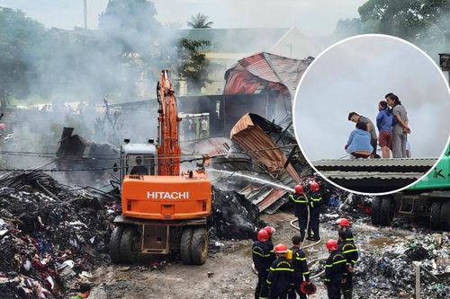 Cháy xưởng phế liệu, người dân trèo lên mái tôn đứng xem