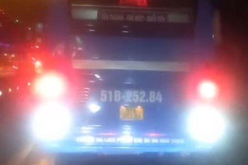 Xe buýt bật đèn lóa mắt người đi đường ở TP.HCM