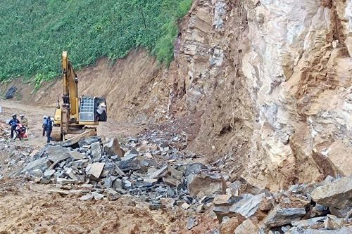 Tai nạn giao thông mới nhất 31/7/2024: đá lở đè chết 2 người đi xe máy