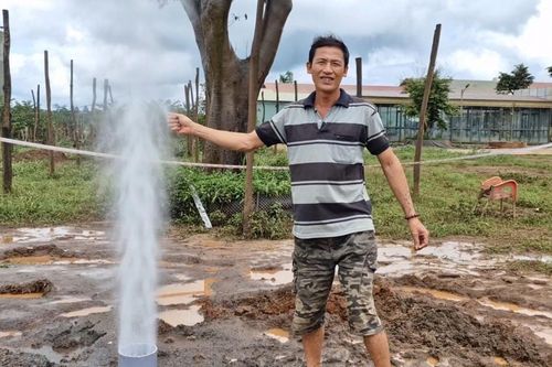 Gia Lai: giếng khoan thổi khí kèm bụi nước, cát, sỏi lên cao hàng chục mét