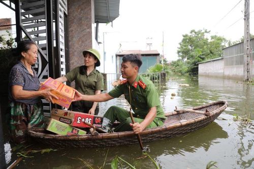 Công an huyện Chương Mỹ chèo thuyền cứu trợ người dân vùng rốn lũ