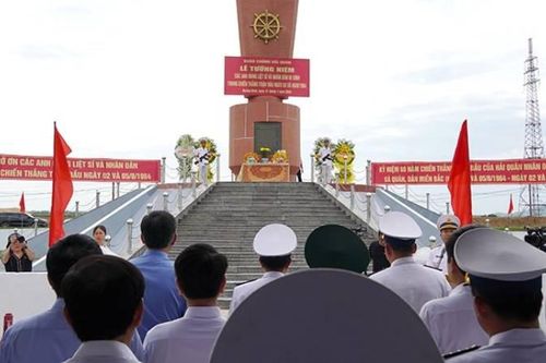 Tưởng niệm các liệt sĩ và nhân dân hy sinh trong chiến thắng trận đầu tại sông Gianh