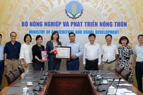 Trao kỷ niệm chương của Bộ Nông nghiệp và Phát triển nông thôn cho Giám đốc KfW tại Việt Nam