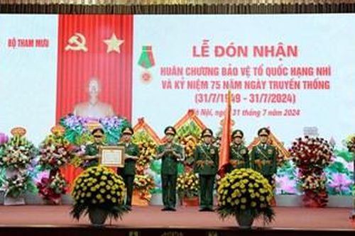 Bộ Tham mưu Binh chủng Thông tin liên lạc đón nhận Huân chương Bảo vệ Tổ quốc hạng Nhì