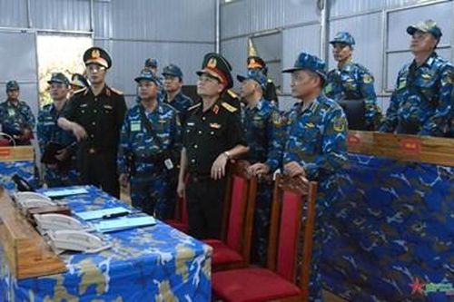Trung tướng Phạm Trường Sơn kiểm tra diễn tập của Quân chủng Phòng không-Không quân tại miền Trung