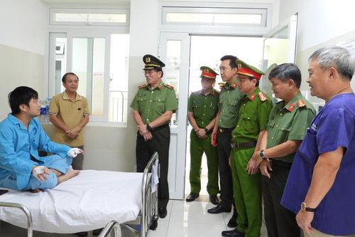 Giám đốc Công an TP Đà Nẵng thăm, động viên 2 cán bộ Công an phường bị thương khi trấn áp đối tượng