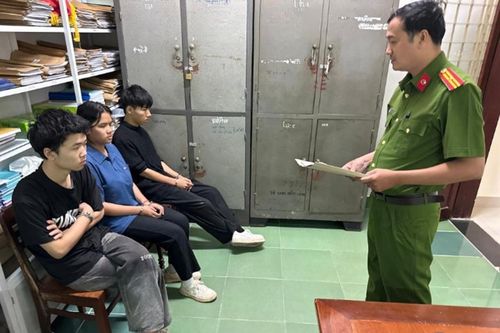 3 thanh niên Trung Quốc giết tài xế, cướp taxi tẩu thoát rồi gây tai nạn liên hoàn