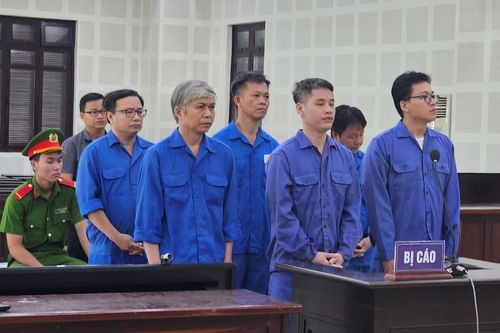 Cựu Chủ tịch UBND quận Cẩm Lệ cùng nhiều thuộc cấp hầu tòa vì nhận hối lộ và tham ô tài sản