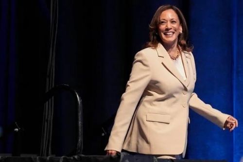Bầu cử Mỹ 2024: Phó Tổng thống Kamala Harris 'trỗi dậy', thổi 'luồng gió mới' cho những người trẻ, ông Trump lép vế ở nhiều bang chiến địa