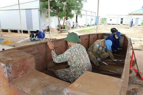 Lính công binh Việt Nam hỗ trợ người dân Abyei vượt qua khó khăn trong mùa mưa lũ