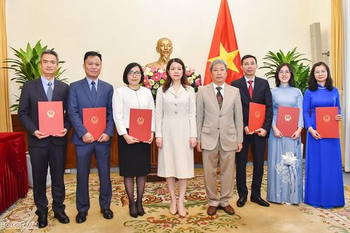 Thứ trưởng Ngoại giao Nguyễn Minh Hằng trao quyết định bổ nhiệm, điều động cán bộ cấp Vụ