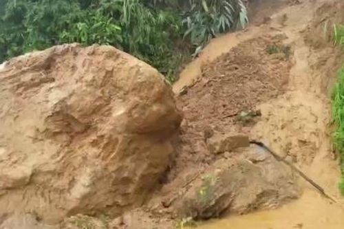 Quốc lộ 4 sạt lở, nguy cơ gây chia cắt giao thông