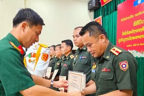 Trao Giấy chứng nhận nghiệp vụ công tác thanh niên cho Sĩ quan Quân đội Lào