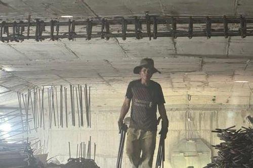 'Nóng hừng hực' bên trong dầm hộp sửa chữa cầu Trà Khúc 2