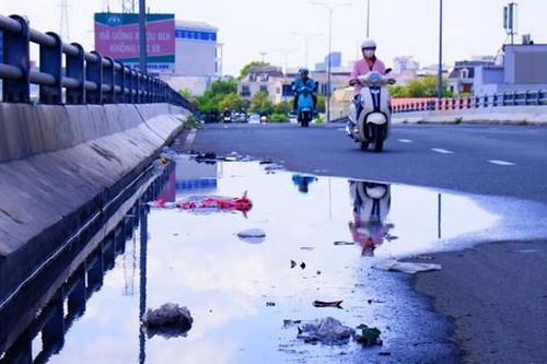TPHCM: Cầu vượt Nguyễn Hữu Cảnh đọng nước, tiềm ẩn tai nạn giao thông