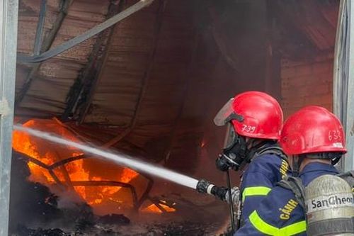 Cháy xưởng thu mua phế liệu ở Thanh Hóa, khói bốc cao hàng chục mét
