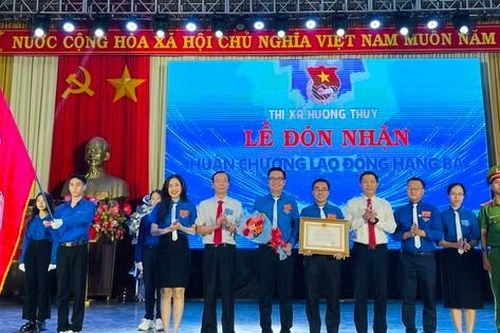 Cơ sở Đoàn tại Thừa Thiên-Huế đón nhận Huân chương Lao động hạng Ba