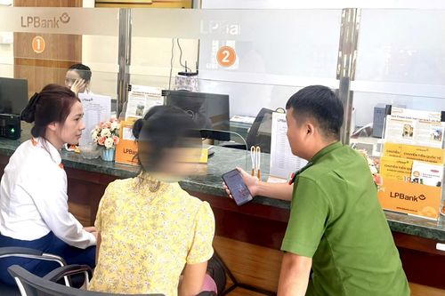 Can ngăn người phụ nữ chuyển tiền để nhận quà từ nước ngoài gửi về