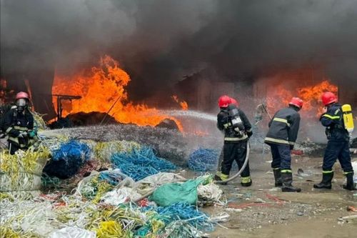 Thanh Hóa: Cháy lớn tại xưởng thu mua phế liệu, khói lửa bốc lên ngùn ngụt