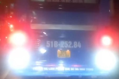 Xe buýt bật đèn lóa mắt người đi đường ở TPHCM