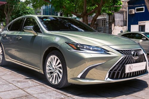 Bất ngờ giá xe sang Lexus ES 250 cũ, chủ lỗ 300 triệu dù mới đi 1.800km