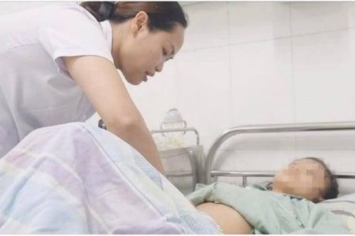 Bé gái 9 tuổi xuất huyết tiêu hóa do viêm loét dạ dày