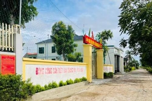 Gia đình cán bộ cho thôn vay 700 triệu đồng không lãi suất để xây dựng nông thôn mới