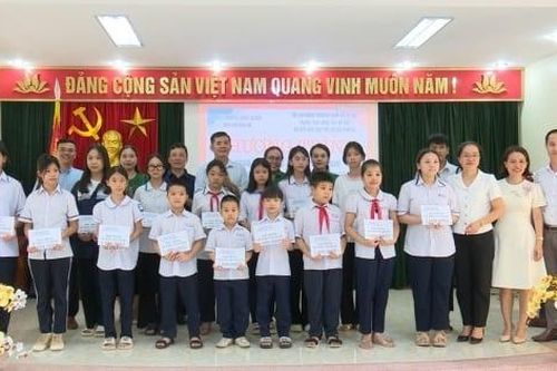 Hải Phòng trao tặng 79 suất học bổng cho trẻ em có hoàn cảnh đặc biệt khó khăn